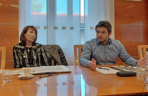 Borut Mozetič (desno, ob njem glavna računovodkinja ViK Darja 
Rijavec) poziva mestne in občinske svetnike, naj potrdijo višje 
cene oskrbe z vodo, sicer bo podjetje v zelo resnih težavah. 