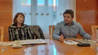 Borut Mozetič (desno, ob njem glavna računovodkinja ViK Darja 
Rijavec) poziva mestne in občinske svetnike, naj potrdijo višje 
cene oskrbe z vodo, sicer bo podjetje v zelo resnih težavah. 