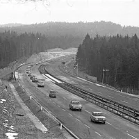 Leta 1972 je Slovenija dobila prvo avtocesto med Vrhniko in 
Ljubljano.