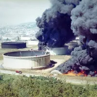 Kras in Istra sta leta 1972 zrla v velikanski črn oblak, ki se je vil nad 
skladišči nafte pri Dolini, ki so jih zažgali palestinski atentatorji.