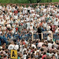 “Papež ma vas rad,” je Karol Woytila vzkliknil mladim na srečanju 
na postojnskem letališču leta 1996.