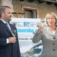 Septembra leta 2004 sta Barbara Verdnik in Bojan Gluhak, tedanja direktorica in  odgovorni urednik, 
nazdravila novemu slovenskemu dnevniku Primorske novice.