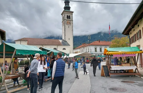 Kobarid je širše znan po kulinariki, kar  potrjujejo s   kulinarično  
umetniškim festivalom Jestival.