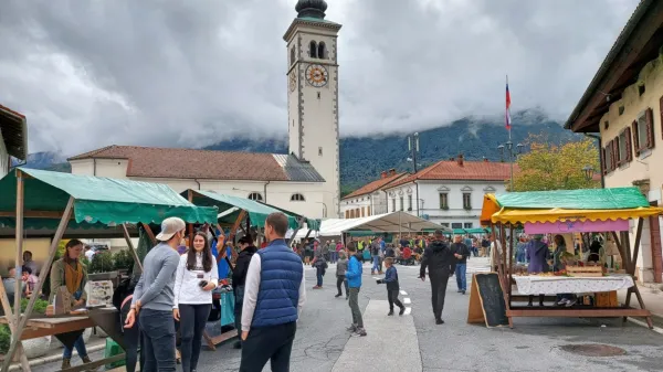 Kobarid je širše znan po kulinariki, kar  potrjujejo s   kulinarično  
umetniškim festivalom Jestival.