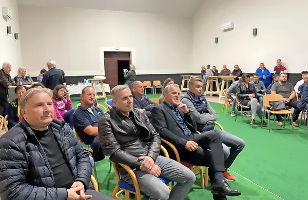 Ponovnemu odprtju   večnamenskega  prostora v zadružnem domu 
je prisostvoval tudi predsednik KS Korte Edvard Kleva (drugi  z 
leve). 