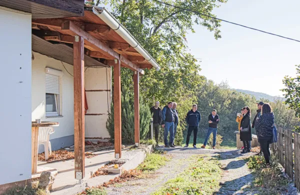 Montažno hišo, ki kazi videz vasi,  bodo porušili, na njenem mestu 
bo manjši park, so pojasnili včeraj ob ogledu plazišča. 