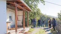 Montažno hišo, ki kazi videz vasi,  bodo porušili, na njenem mestu 
bo manjši park, so pojasnili včeraj ob ogledu plazišča. 