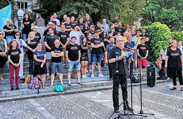 Marcel Štefančič jr. med svojim nagovorom 23. maja: “Več nas je, 
ker imamo prav”.