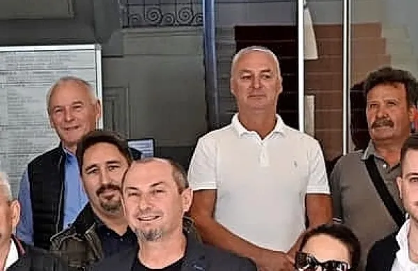 Srečko Savić (zgoraj v beli majici) je na fotografiji, ki je nastala ob 
vložitvi kandidatur na občinsko volilno komisijo, tik za Gašparjem 
Gašparjem Mišičem (v ospredju).
