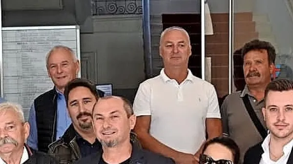 Srečko Savić (zgoraj v beli majici) je na fotografiji, ki je nastala ob 
vložitvi kandidatur na občinsko volilno komisijo, tik za Gašparjem 
Gašparjem Mišičem (v ospredju).