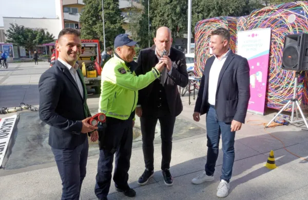 Novogoriški podžupan Simon Rosič (levo) si je nadel očala, ki 
simulirajo opitost, Uroš Fakuč pa je napihal “nula nula”. 