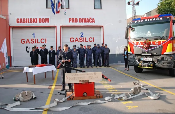 Divaški gasilci so se razveselili novega vozila, ki bo služilo za 
zahtevnejše intervencije in omogočilo varnejše delo.