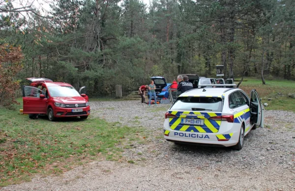 Kozinska policista sta preverila dovoljenje tujih jamarjev.