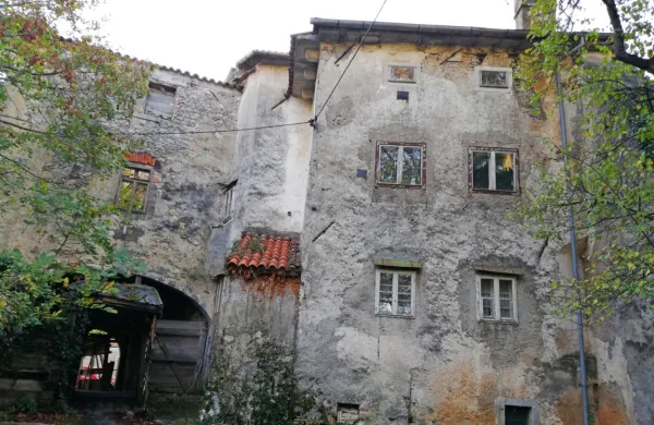 Propadajočo mitnico v Senožečah bodo rešili pred propadom in ji 
dali novo vsebino. 