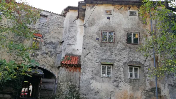 Propadajočo mitnico v Senožečah bodo rešili pred propadom in ji 
dali novo vsebino. 