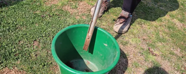 Vzorec zemlje za analizo najbolj previlno odvzamemo s sondo, 
lahko pa si pomagamo s štirikotno lopato.