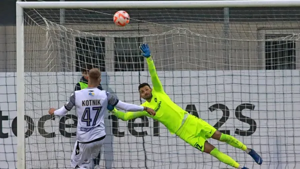 Tako je Andrej Kotnik pri vodstvu z najstrožje kazni Kopra poslal 
žogo proti tribuni namesto v mrežo mimo Matjaža Rozmana.