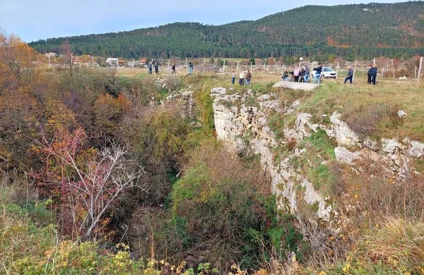 40 metrov globoka udornica Ravnica ob vasi Juršče velja za najbolj onesnaženo jamo v državi.