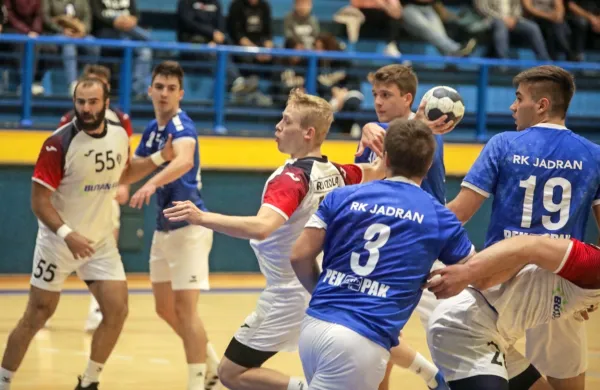 Bolj izkušeni Izolani (v svetlih dresih) so v zanimivi tekmi le speljali 
točki hrpeljskim mladcem.