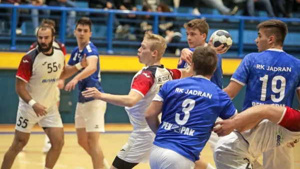 Bolj izkušeni Izolani (v svetlih dresih) so v zanimivi tekmi le speljali 
točki hrpeljskim mladcem.