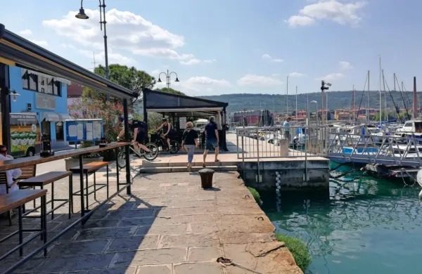  Ko bodo  zvišali in razširili še ta del obalnega zidu na Sončnem 
nabrežju, bo na enakem nivoju kot promenada.  Izboljšali bodo 
tudi varnost pred poplavami.  