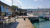  Ko bodo  zvišali in razširili še ta del obalnega zidu na Sončnem 
nabrežju, bo na enakem nivoju kot promenada.  Izboljšali bodo 
tudi varnost pred poplavami.  