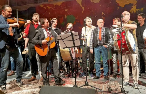  Ana Pupedan in gostje so na koncu družno zapeli venček pesmi ter letom primerno sklenili z Lepo je v naši domovini biti mlad. 