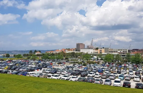 Županske kandidate smo vprašali, s kakšnimi prijemi bi omilili 
parkirno stisko v mestu, ki se duši v avtomobilski pločevini. 