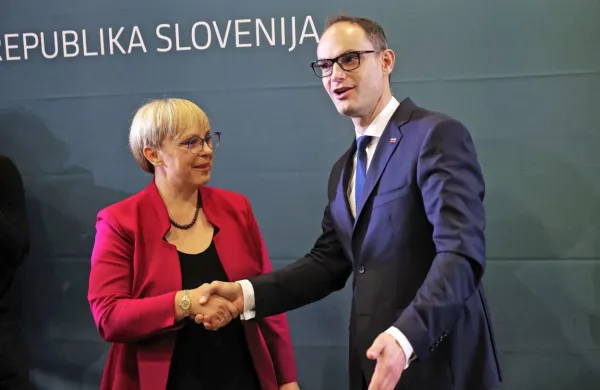 Nataša Pirc Musar in Anže Logar sta tekmo sklenila s stiskom rok 
in objemom. 