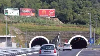 Le malo za   predorom  Markovec se na izolski strani konča  hitra cesta Koper-Izola,  štiripasovnica se zoža v 
običajno regionalno  dvopasovnico in to  poleti ustvarja gnečo in zastoje. 