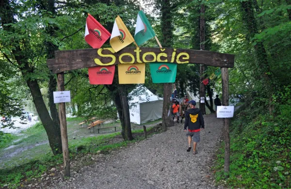 Sotočje z dvojnim  izzivom: kako naprej s festivali in s celoletno   
vsebino.