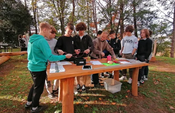 Učilnico na prostem so prvi preizkusili devetošolci iz OŠ Solkan, v 
Borovem gozdičku so včeraj z mentorji  izvajali fizikalne poskuse.  