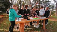 Učilnico na prostem so prvi preizkusili devetošolci iz OŠ Solkan, v 
Borovem gozdičku so včeraj z mentorji  izvajali fizikalne poskuse.  