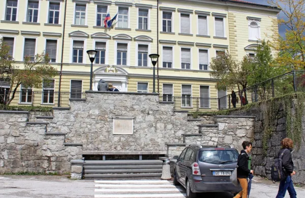 Medtem ko uvedba srednje medicinske šole ni realna, je utrditev 
gimnazije nujna za bodočnost občine Idrija.