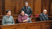 Marjan  Babič (prvi  na  levi)  se  v  torek  na koprskem   sodišču  ni zagovarjal,  Milan  Pučko (na  sredini  spredaj), 
Aldo  Babič  (na  desni)  in  Robert  Časar  (zadaj)  pa  so  v  zagovorih  očitke  tožilstva  zanikali.    