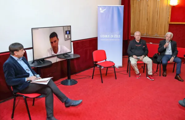 Torkovega soočenja so se udeležili: (z desne)  Milan Bogatič, Mitja 
Kobal in Vasilij Žbogar na daljavo.   