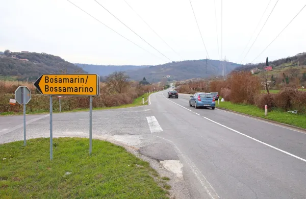 Pri odcepu za Bošamarin naj bi se nova cesta  “priključila” na staro 
cesto, ki vodi proti Šmarjam in Dragonji, nakar bi deloma prešla še 
v predor.