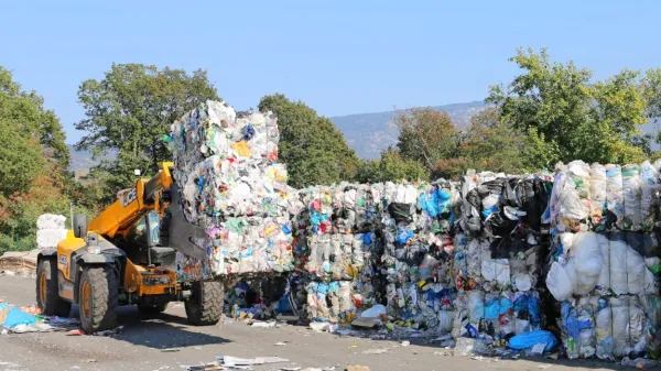 S kopičenjem odpadne embalaže se soočajo v  marsikaterem  
zbirnem centru za ravnanje z odpadki. Tudi v novogoriškem v Stari 
Gori (na fotografiji).  