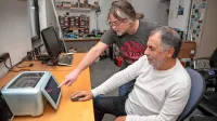 Aljoša Žerjal (desno) in Dejan Mozetič se te dni pobliže spoznavata s prvim kvantnim računalnikom v Sloveniji, ki sta ga ljubkovalno 
poimenovala Spinko.