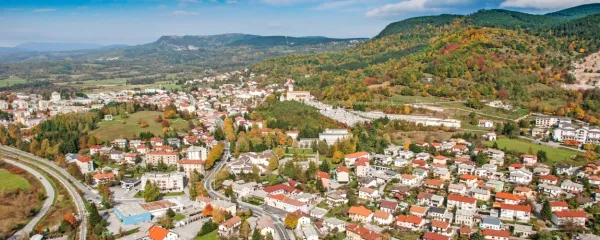 Ilirska Bistrica skriva številne naravne in kulturne bisere, obenem 
pa je odlično izhodišče za kolesarske in pohodniške izlete.