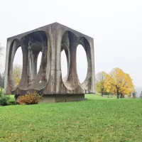 Mestu je dal slavo monumentalen Lenassijev spomenik na Hribu svobode v spomin 
borcem tretje prekomorske brigade. 
