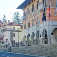 Mestna palača in Schönburgov dvorec sta upravno središče mesta.