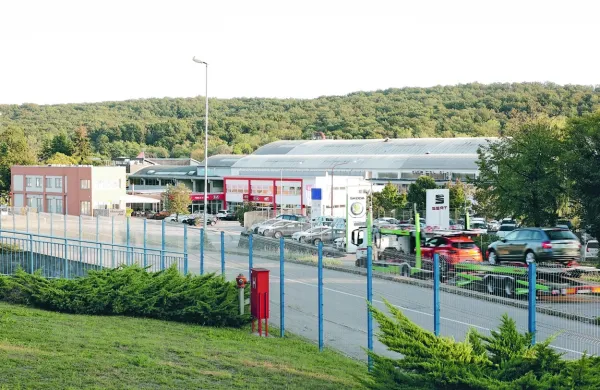 Dobrih 53.000  kvadratnih metrov znaša skupna površina nepremičnin v coni Meblo, zaradi katerih sta občina  in Meblo Holding v stečaju v 
sporu.