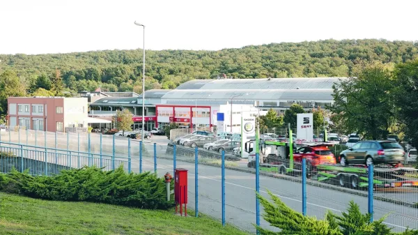 Dobrih 53.000  kvadratnih metrov znaša skupna površina nepremičnin v coni Meblo, zaradi katerih sta občina  in Meblo Holding v stečaju v 
sporu.