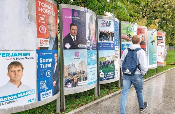 Največja vladna stranka, Gibanje Svoboda, ima na Primorskem  županske kandidate v enajstih občinah,  visoko ciljajo  v Novi Gorici (na fotografiji plakati  
sredi mesta). 