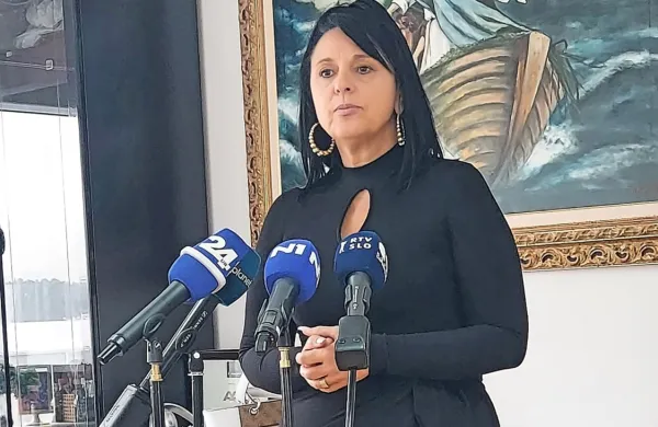 Rozana  Šuštar je  pred  dvema  tednoma    očitke   ostro  zavrnila  in 
napovedala več  tožb.  