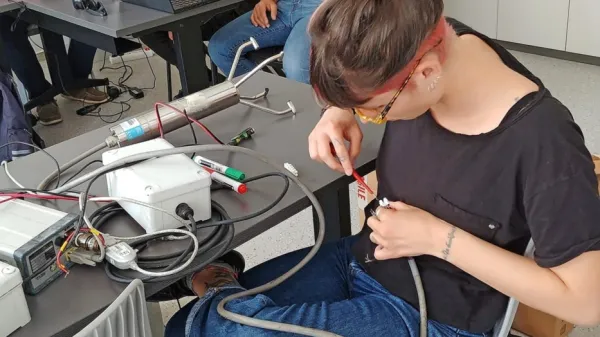 Študij poteka na dveh različnih univerzah, na Fakulteti za pomorstvo in promet in na  
grški International Hellenic University.  