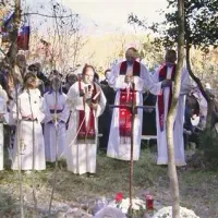 Spomin na Emila Keteja so v nedeljo obeležili s postavitvijo križa in molitvijo na mestu, kjer je bil pred 67 leti umorjen