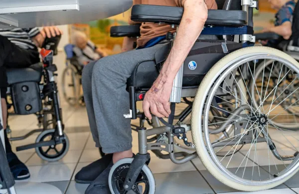 Novela zakona o dolgotrajni oskrbi prinaša zamik izvajanja zakona 
na področju dolgotrajne oskrbe v instituciji in na področju 
oskrbovalcev družinskih članov. Vse ostale pravice bi se tako ali 
tako začele izvajati 1. julija 2024, tako da novela nanje ne 
vpliva. 