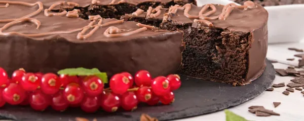 Če vprašamo Avstrijce, je za njih kraljica vseh tort znamenita 
Sacherjeva oziroma sacher torta.
